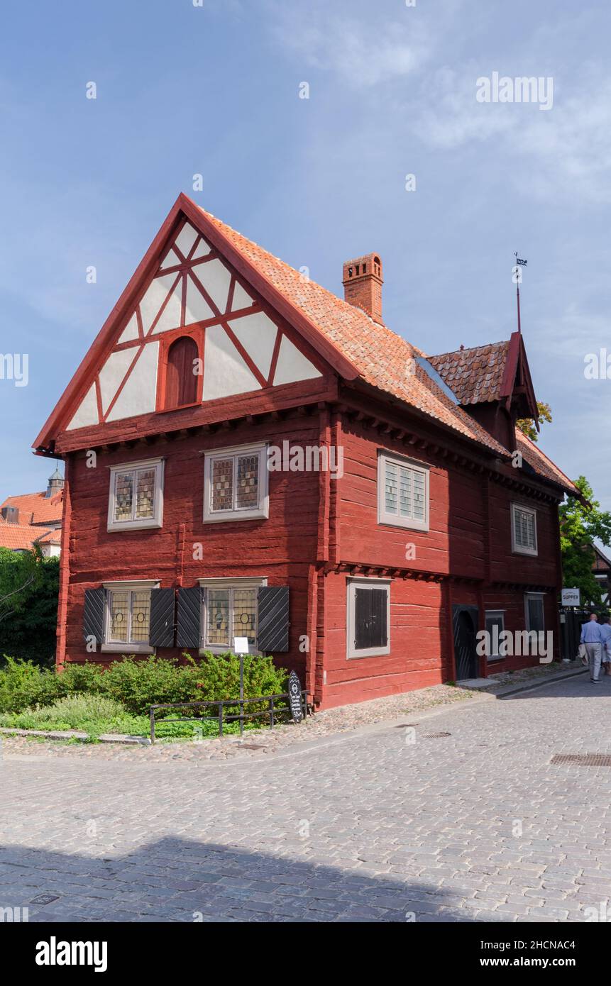 Edificio rosso e bianco nella piazza principale della pittoresca città medievale di Visby, situato sull'isola di Gotland in Svezia Foto Stock