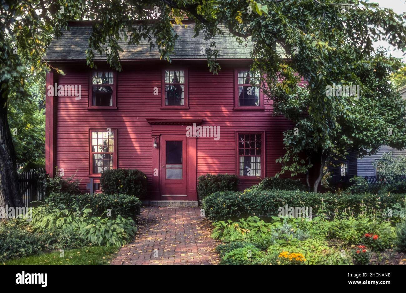 1990 archivio Fotografia della casa che è stato il luogo di nascita di Nathaniel Hawthorne a Salem, Massachusetts. La casa è stata originariamente costruita nel 1750 su Union Street, ma è stato spostato nel terreno della Casa dei sette Gabi nel 1958. Foto Stock