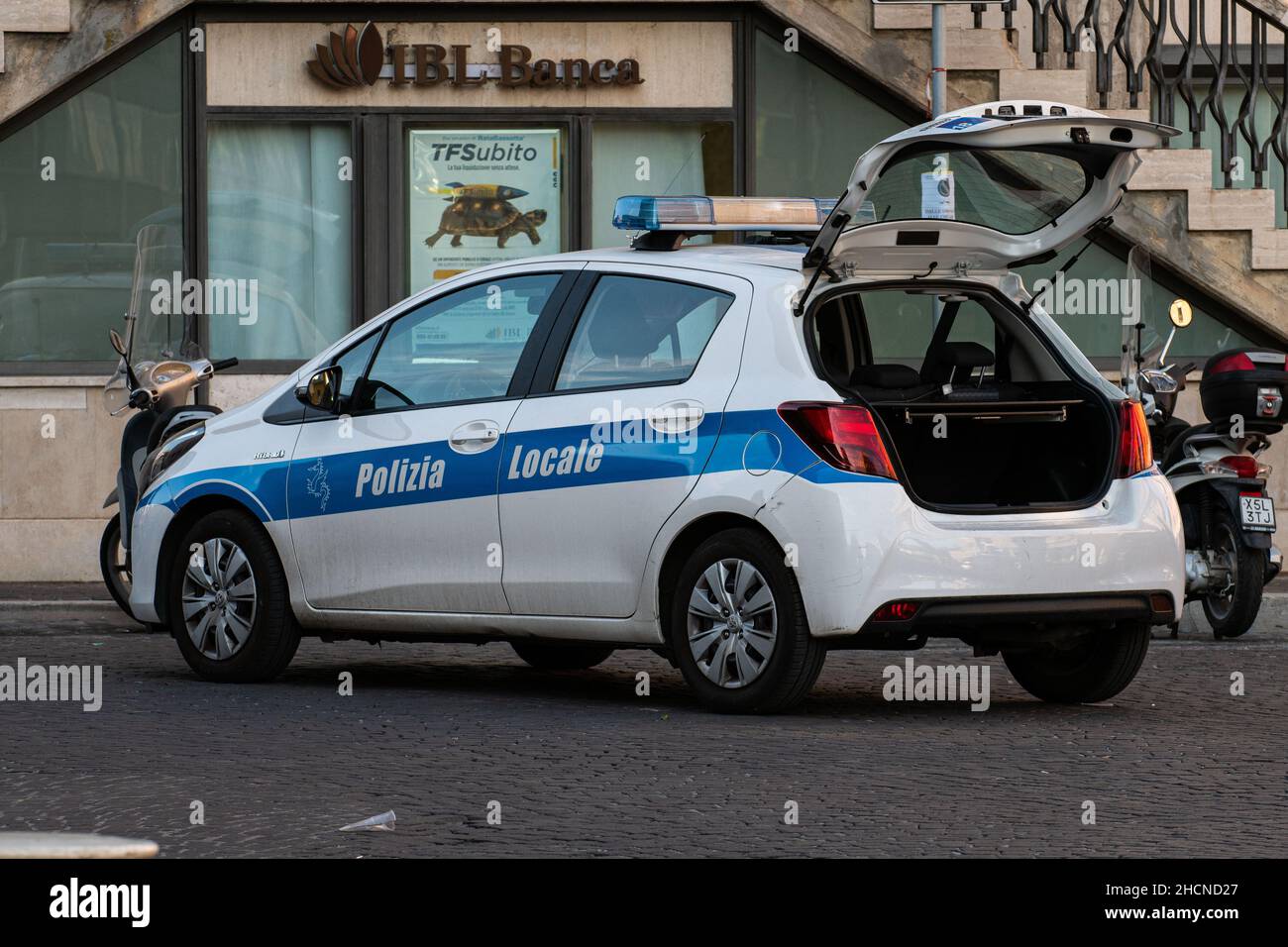 terni, italia settembre 13 2021:la polizia locale si ferma in città per il controllo pedonale Foto Stock