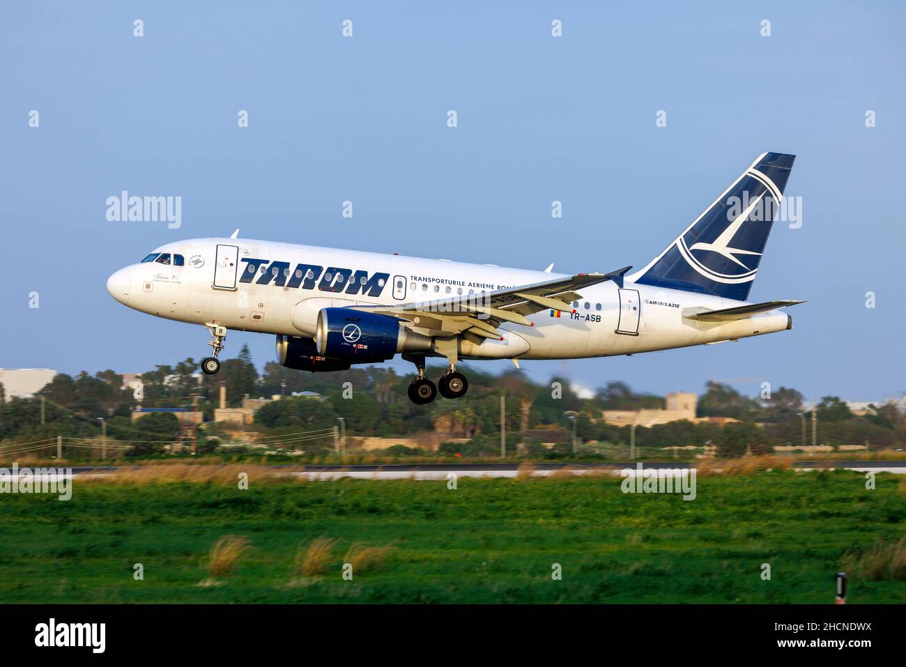 Tarom Airbus A318-111 (REG: YR-ASB), un aeromobile molto raro per un vettore commerciale. Foto Stock