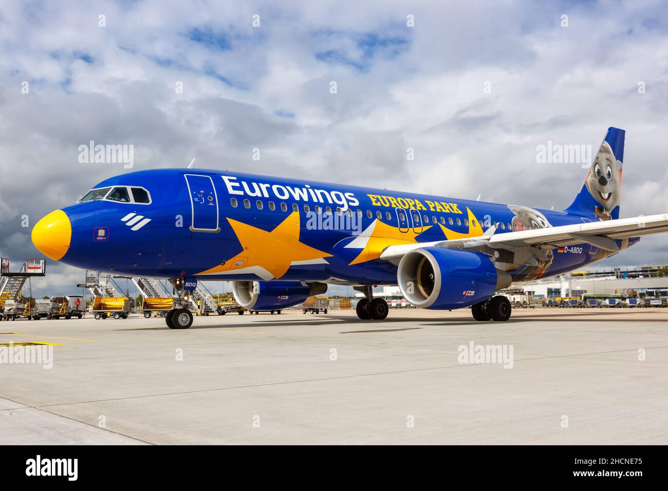 Stoccarda, Germania - 11 settembre 2021: Eurowings Airbus A320 aereo nell'Europa Park livrea speciale all'aeroporto di Stoccarda (Str) in Germania. Foto Stock