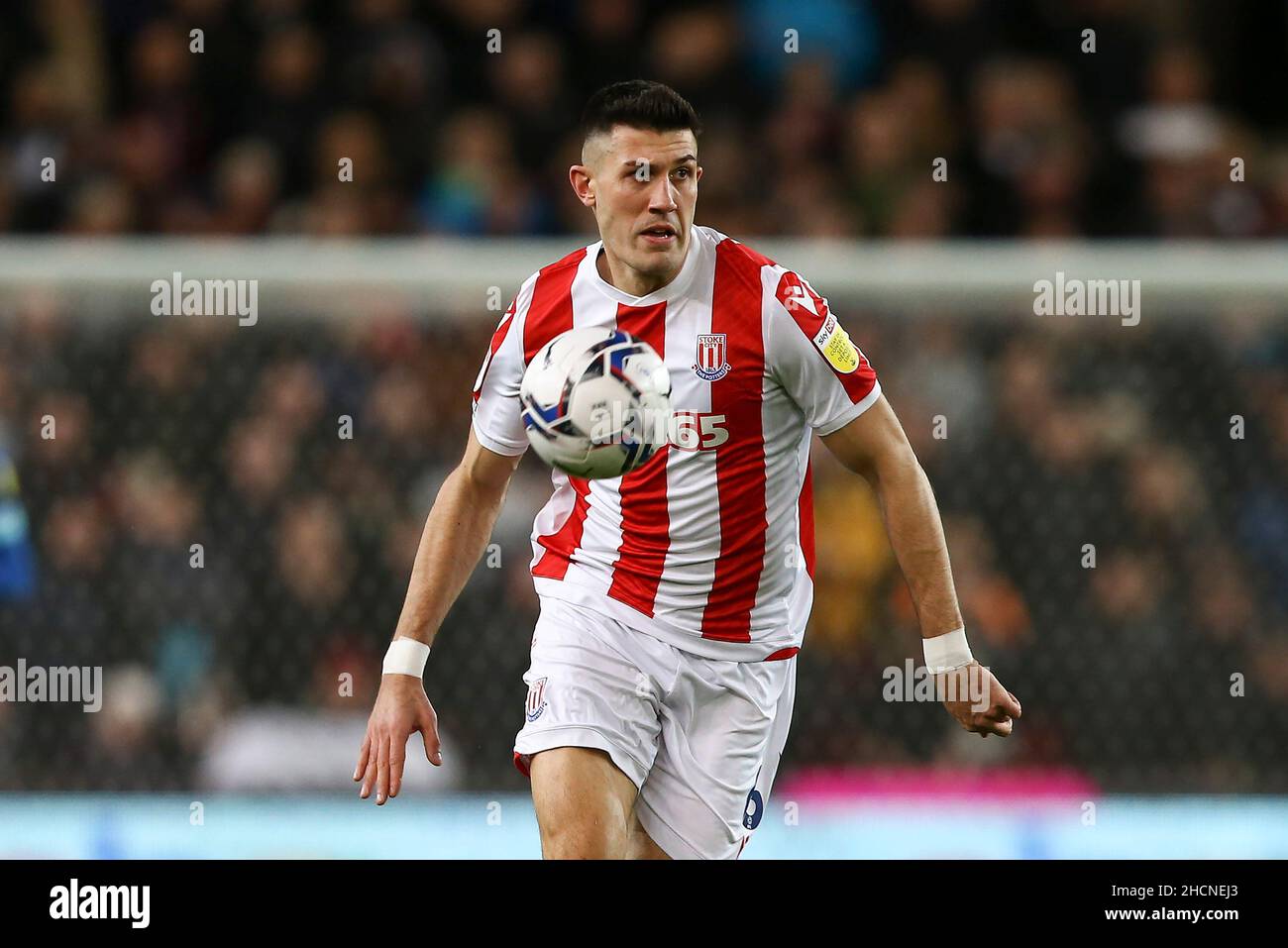 Stoke on Trent, Regno Unito. 30th Dic 2021. Danny Batth di Stoke City in azione. EFL Skybet Championship Match, Stoke City / Derby County allo Stadio Bet365 di Stoke on Trent giovedì 30th dicembre 2021. Questa immagine può essere utilizzata solo a scopo editoriale. Solo per uso editoriale, licenza richiesta per uso commerciale. Nessun uso in scommesse, giochi o un singolo club/campionato/giocatore publications.pic di Chris Stading/Andrew Orchard sport fotografia/Alamy Live News credito: Andrew Orchard sport fotografia/Alamy Live News Foto Stock