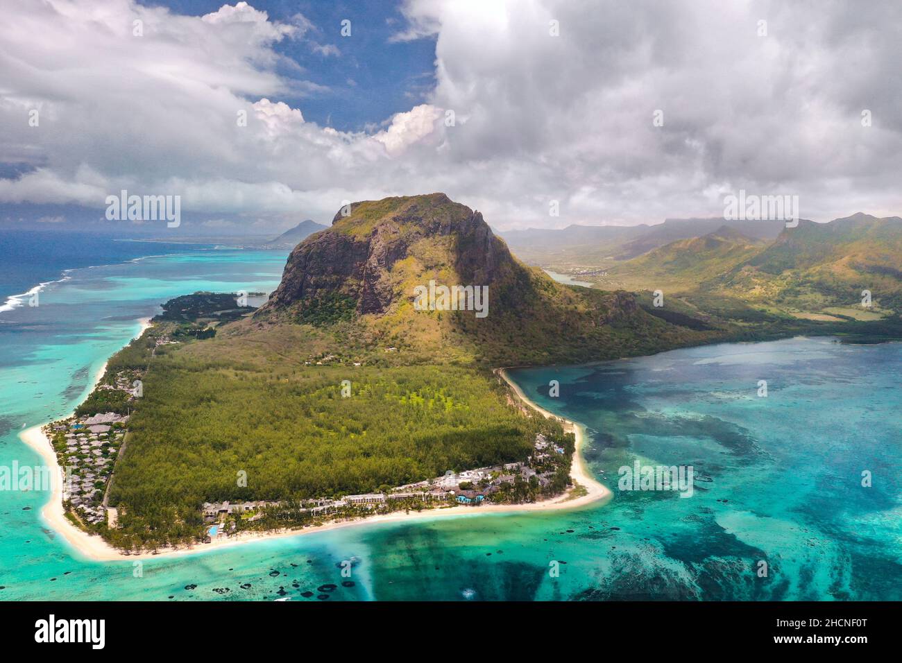 Vista dall'alto dell'isola di Mauritius nell'Oceano Indiano e la spiaggia di le Morne-Brabant. Foto Stock