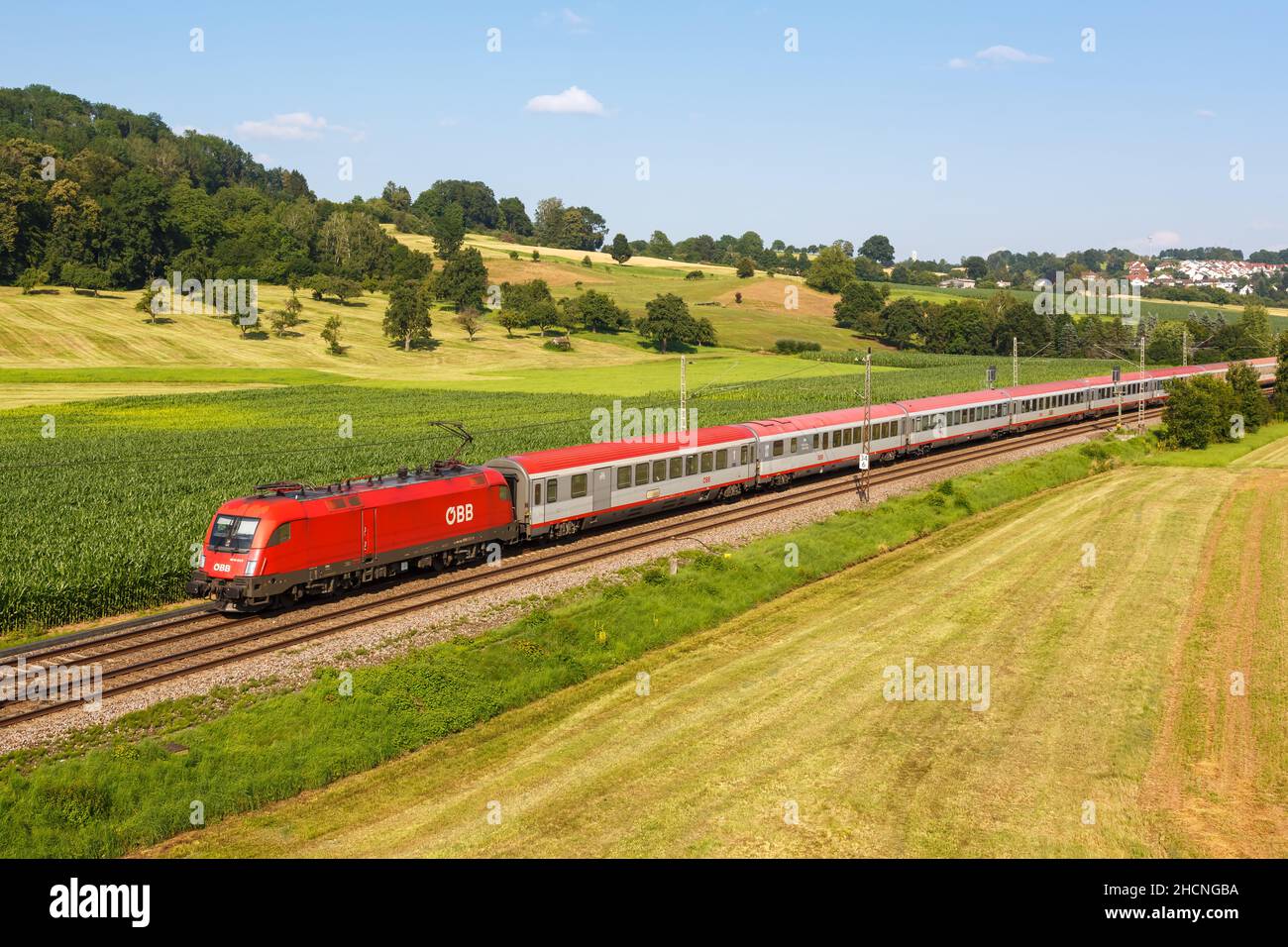 Uhingen, Germania - 21 luglio 2021: Treno Intercity IC di ÖBB Österreichische Bundesbahnen a Uhingen, Germania. Foto Stock