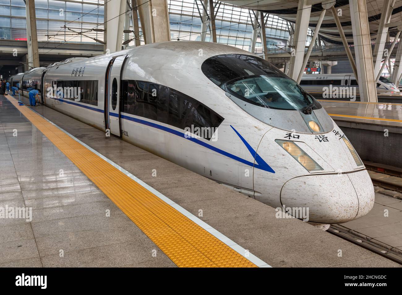 Pechino, Cina - 18 settembre 2013: Treno ad alta velocità Siemens Velaro CN CRH3 alla stazione ferroviaria di Pechino Sud in Cina. Foto Stock