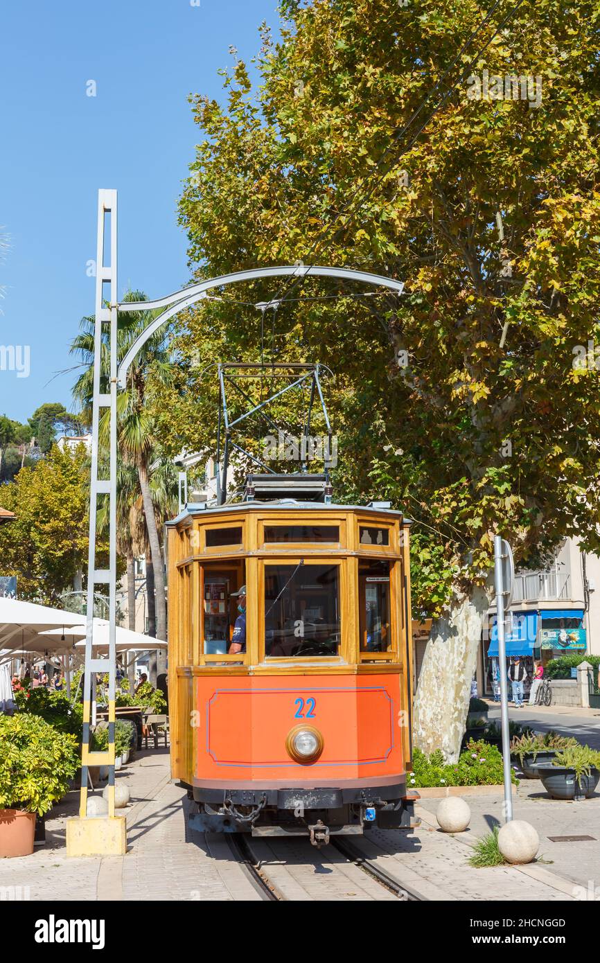 Port de Soller, Spagna - 21 ottobre 2021: Tram antico Tranvia de Soller trasporto pubblico transito trasporto traffico ritratto formato su Mallorca i Foto Stock