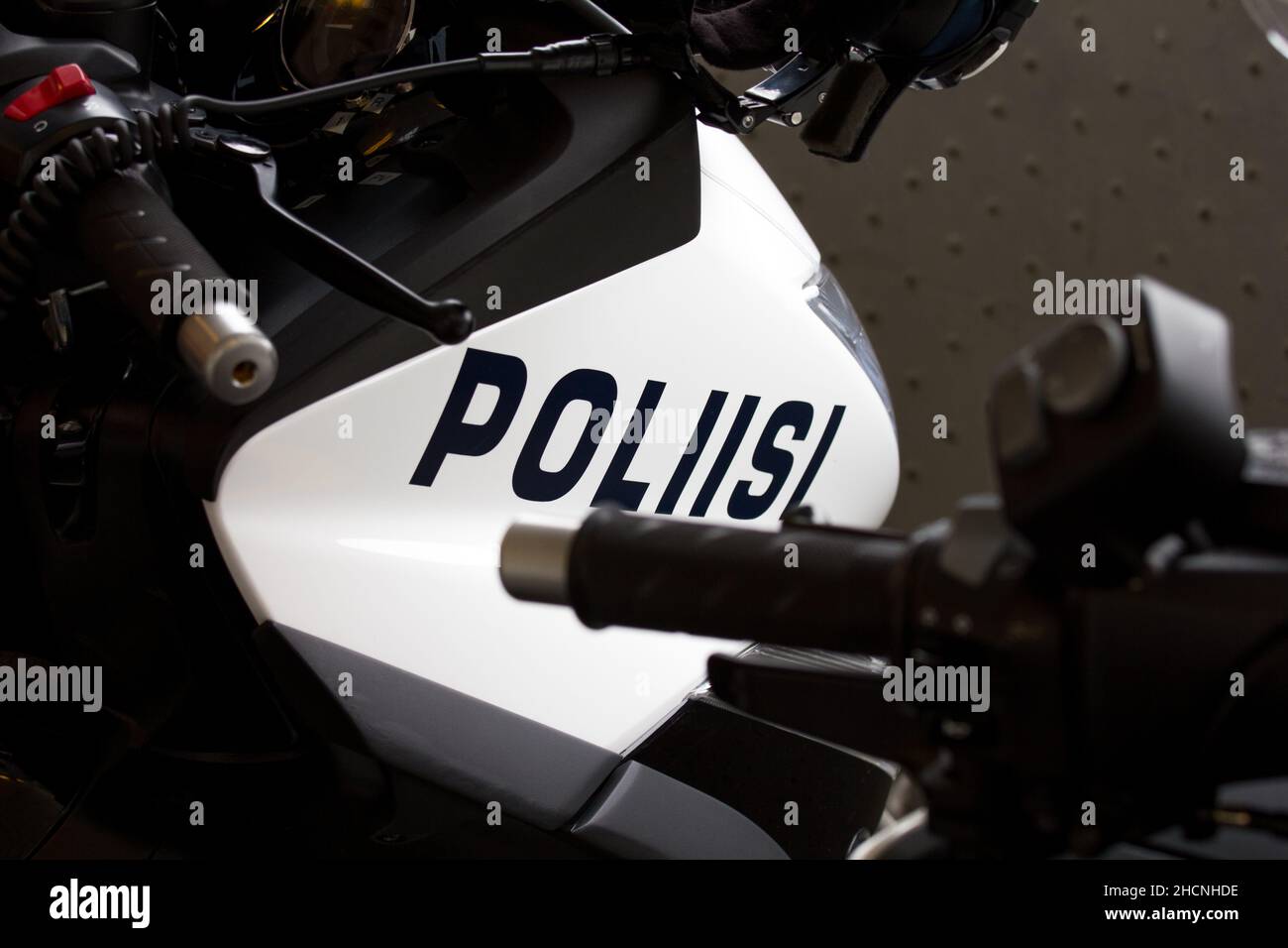 Una moto della polizia a Helsinki, Finlandia. Poliiisi Suomi Foto Stock