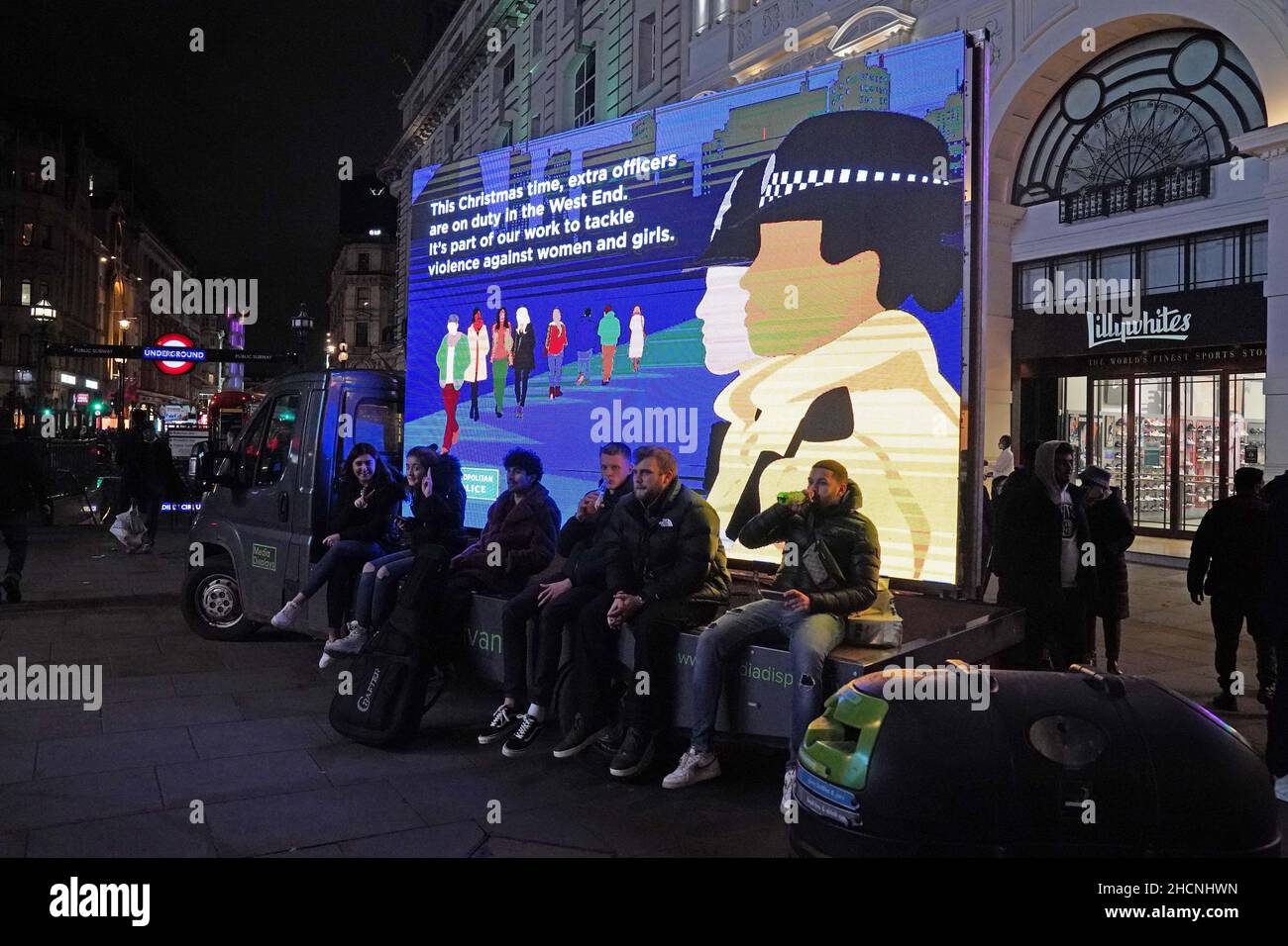 Persone a Piccadilly Circus a Londra, dove è stato annunciato che non saranno introdotte ulteriori restrizioni al coronavirus prima del nuovo anno. Data immagine: Giovedì 30 dicembre 2021. Foto Stock