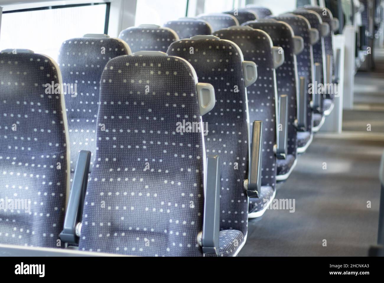 Posti a sedere vuoti e molto spazio nei treni Foto Stock