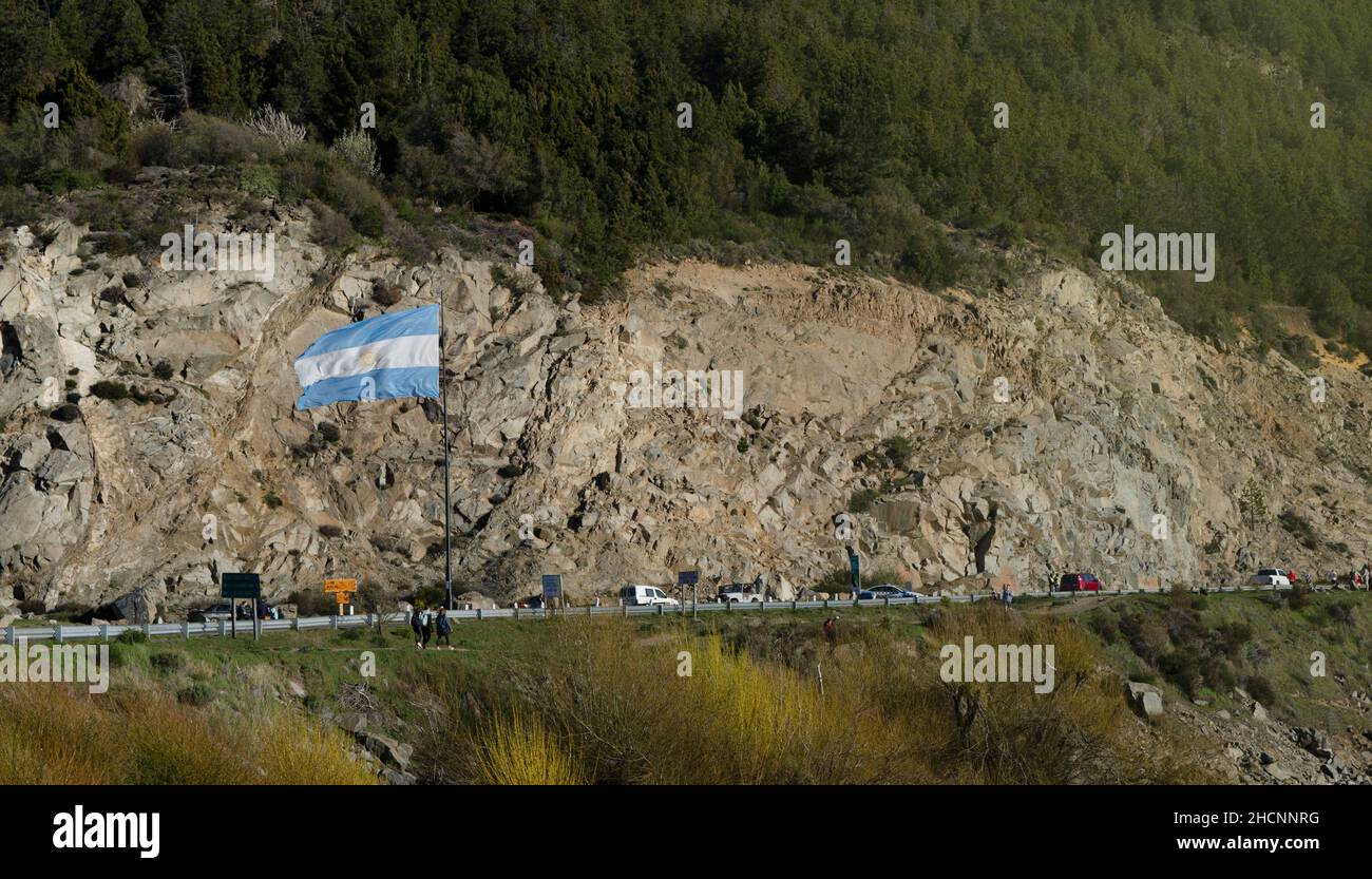 Bandiera della Repubblica argentina si innalzò fluttering all'ingresso di San Martin de los Andes, simbolo del paese argentino Foto Stock