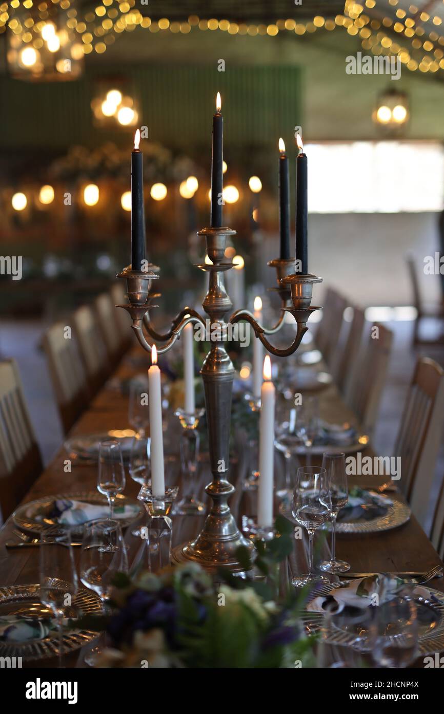 Impostazione tavolo con candele e bokeh luci sullo sfondo Foto Stock