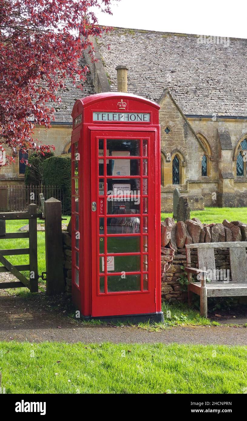 Snowshill villaggio scatola telefonica rossa sul verde villaggio Foto Stock