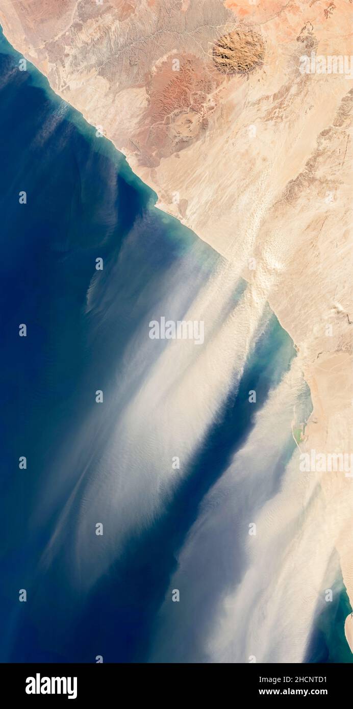 n 17 luglio 2020, l'Operational Land Imager (oli) su Landsat 8 ha acquisito questa immagine a colori naturali della polvere che fuoriesce dal deserto del Namib sul Foto Stock