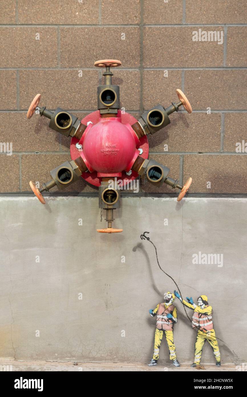 Denver, Colorado - un collegamento di emergenza dei Vigili del fuoco all'esterno di un birrificio. Il collegamento consente ai vigili del fuoco di rispondere per pompare l'acqua in un buil Foto Stock