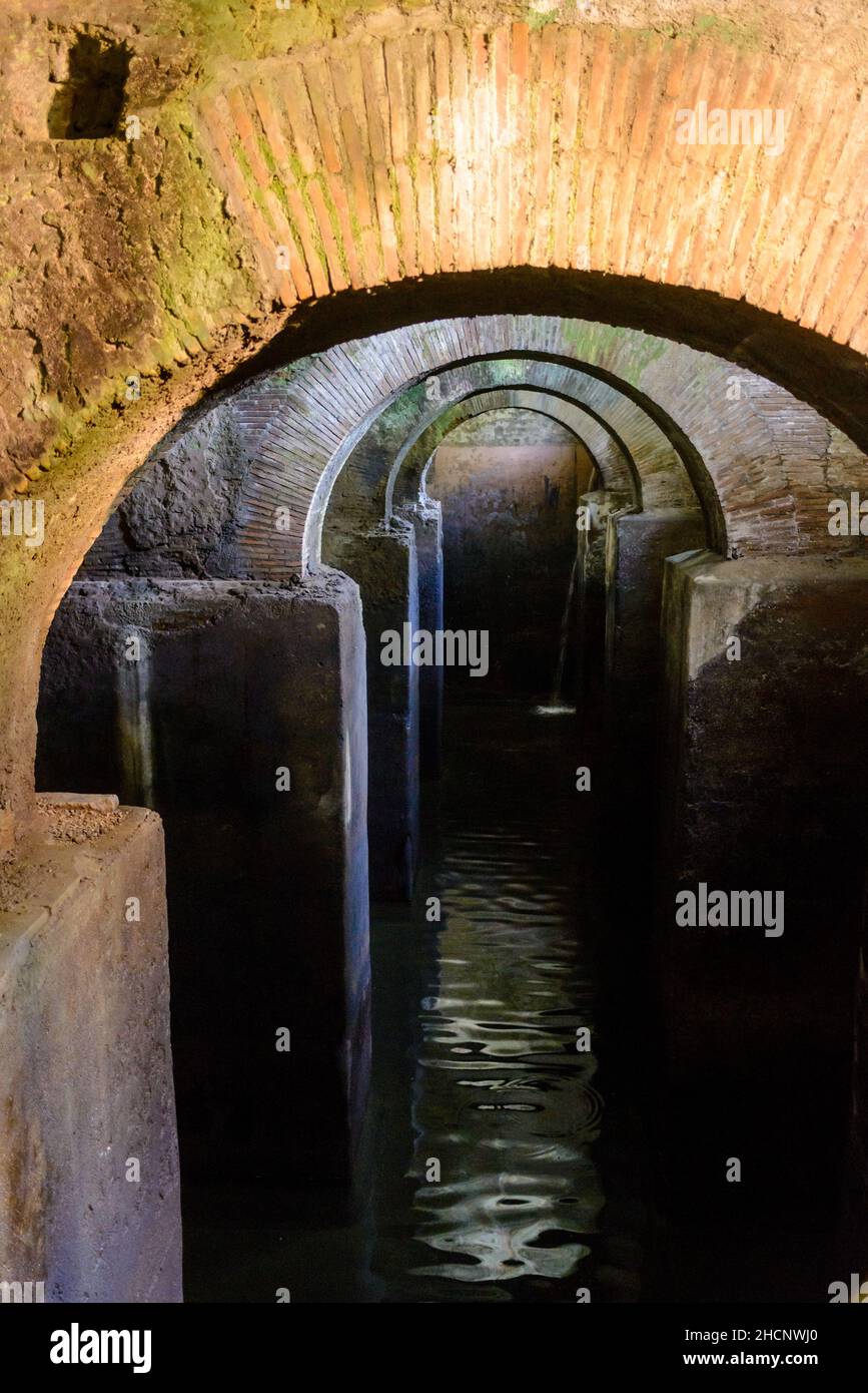 Europa, Italia, colline Albane del Lazio, vicino a Roma. La Grande Cisterna Romana, 2nd - 3rd secolo, nel comune di Albano Laziale sul lago di Albano. Ancora in uso. Foto Stock