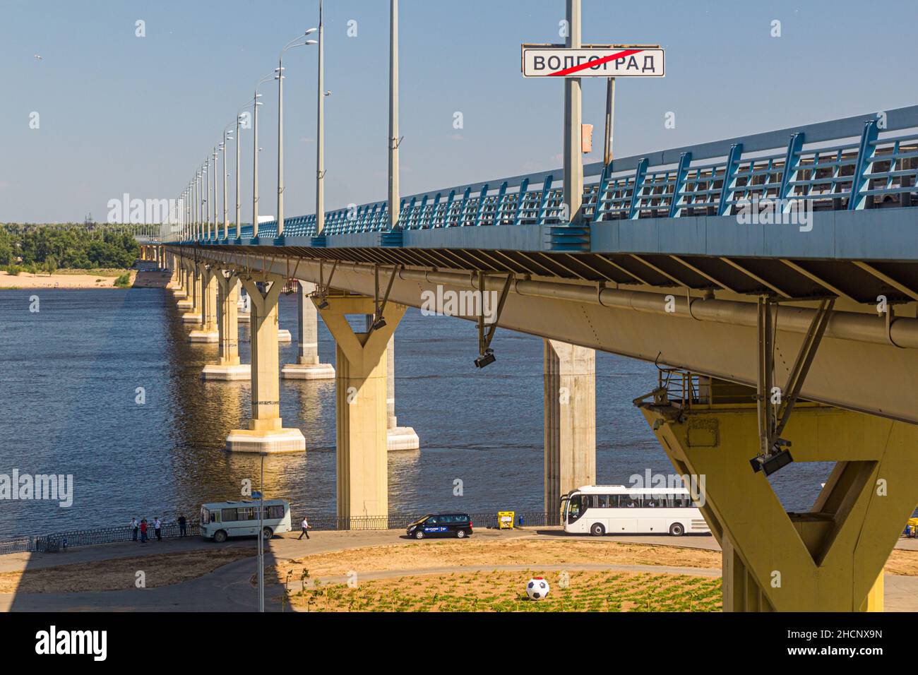 VOLGOGRAD, RUSSIA - 28 GIUGNO 2018: Volgorad - ponte di Krasnoslobodsk sul fiume Volga, Russia Foto Stock
