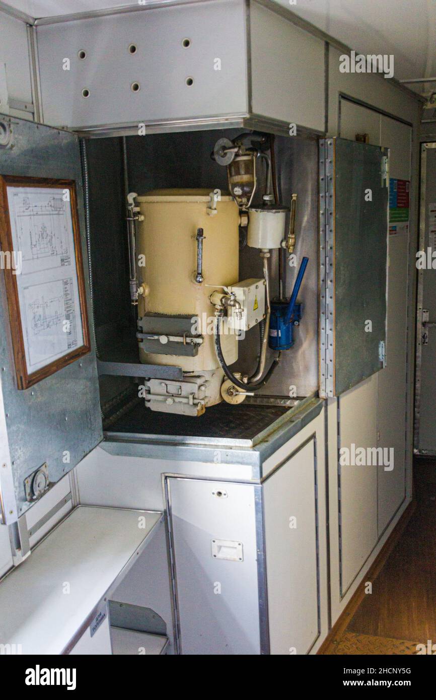 KUNGUR, RUSSIA - 2 LUGLIO 2018: Samovar in treno sulla ferrovia Trans-Siberiana, Russia Foto Stock