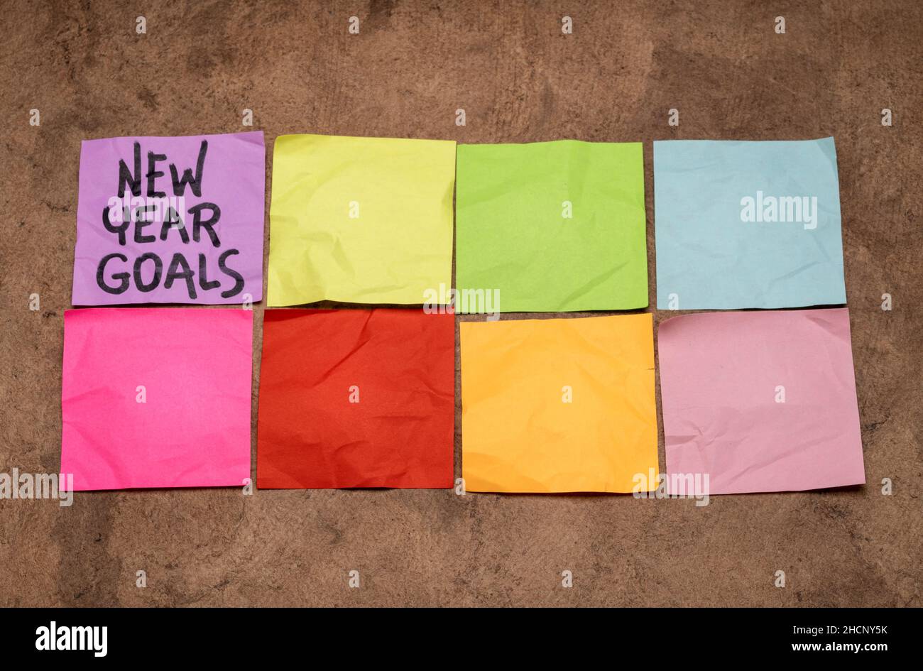 Obiettivi del nuovo anno - due righe di note colorate bianche, definizione obiettivi e concetto di risoluzioni Foto Stock