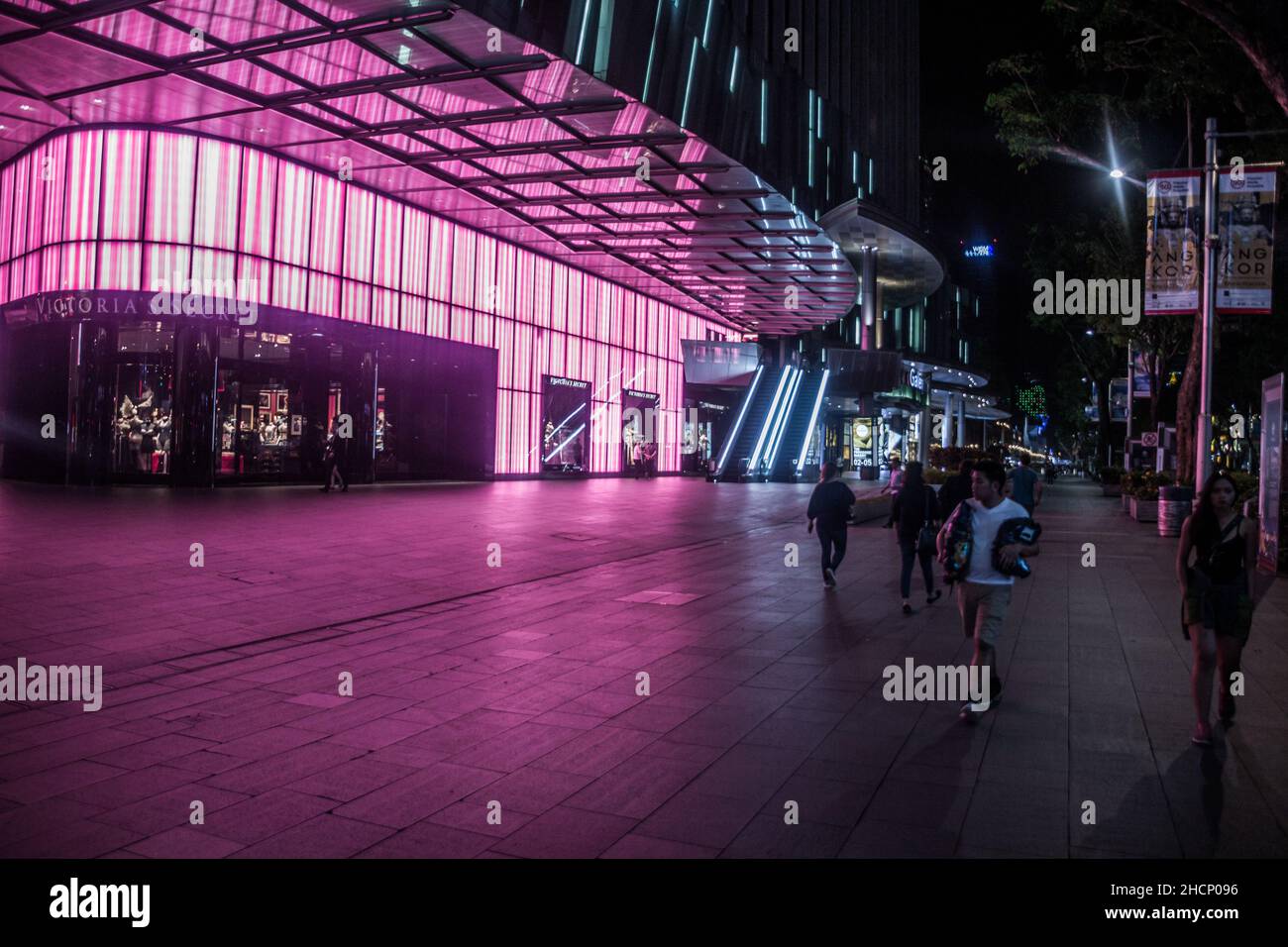 SINGAPORE, SINGAPORE - 12 MARZO 2018: Vista notturna del negozio Segreto di Victoria su Orchard Road a Singapore Foto Stock