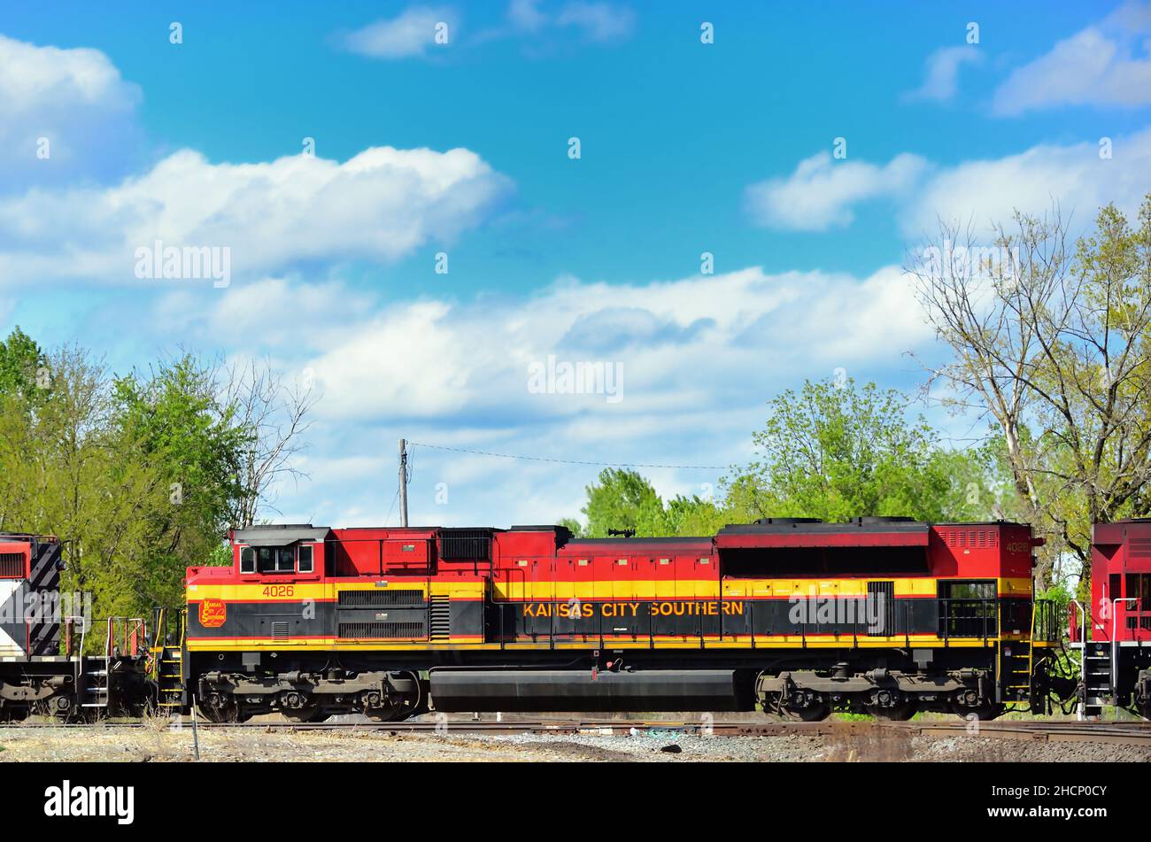 Elgin, Illinois, Stati Uniti. Tre locomotive, tra cui un'unità della Kansas City Southern Railway, conducono un treno merci in direzione ovest attraverso Spaulding Junction. Foto Stock Elgin, Illinois, Stati Uniti. Tre locomotive, tra cui un'unità della Kansas City Southern Railway, conducono un treno merci in direzione ovest attraverso Spaulding Junction. Foto Stock