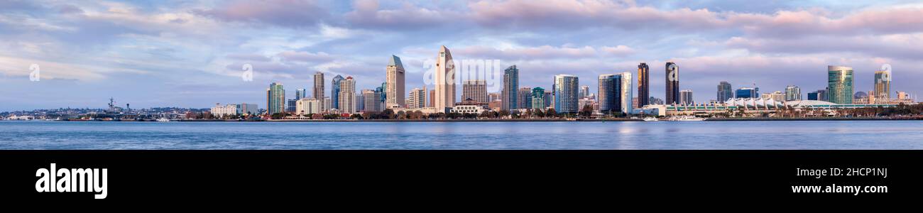 USA, California, San Diego, vista panoramica dello skyline del centro di San Diego, sul lungomare e sulla USS Midway Foto Stock