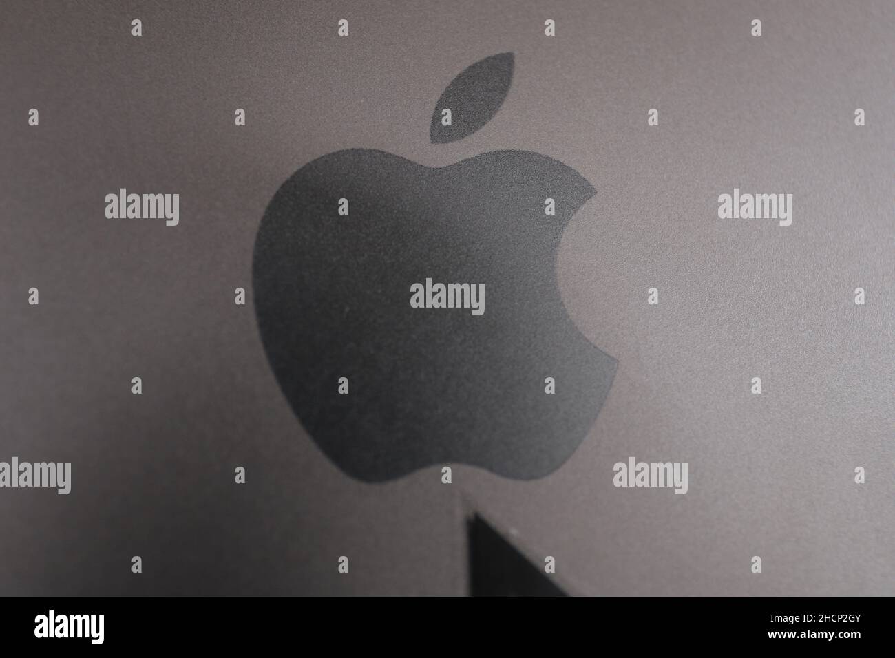Surabaya, Indonesia - 15 dicembre 2021 : fuoco selettivo, primo piano della scrittura del MacBook Pro sul dispositivo di Apple Foto Stock