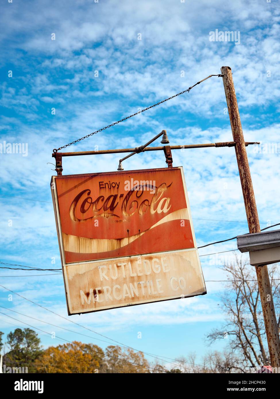 Antico cartello rustico Vintage Coca-Cola appeso fuori da un negozio abbandonato nella campagna Alabama, USA. Foto Stock