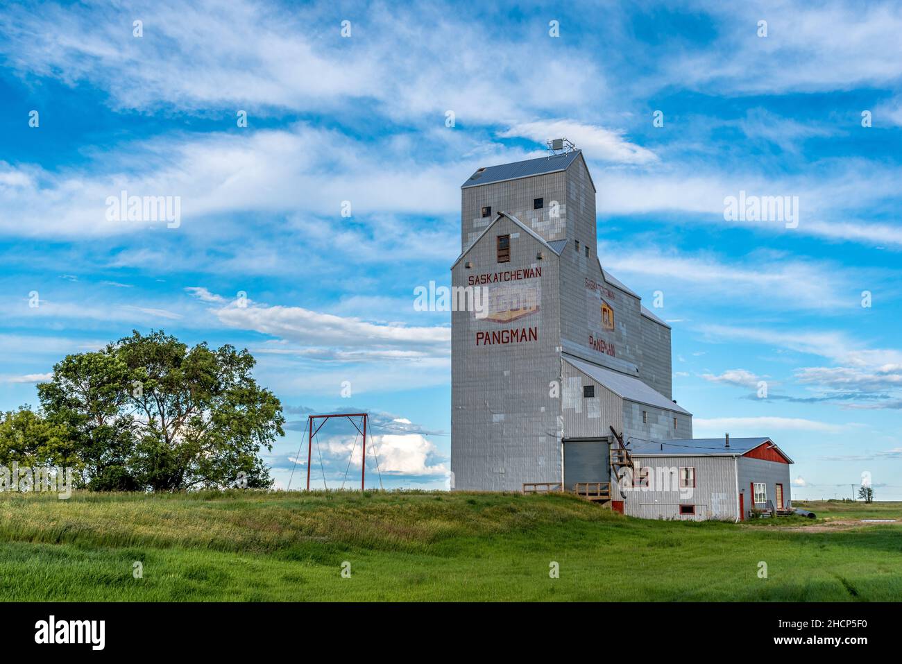 Pangman, Saskatchewan, Canada - 18 luglio 2020: L'elevatore di grano abbandonato piscina nella città di Pangman, Saskatchewan, Canada Foto Stock