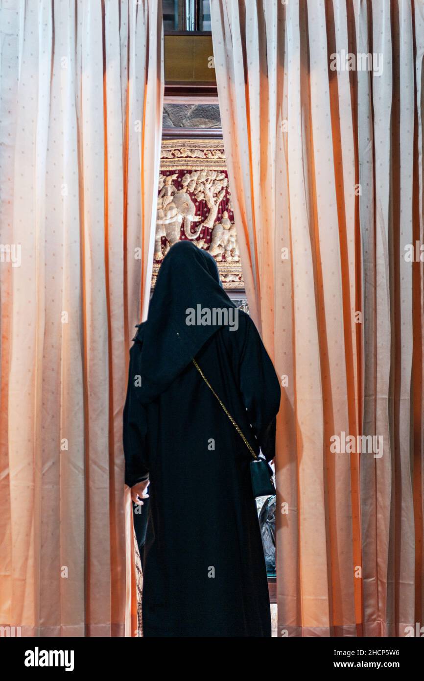Una donna musulmana è a casa di un parente addolente Foto Stock
