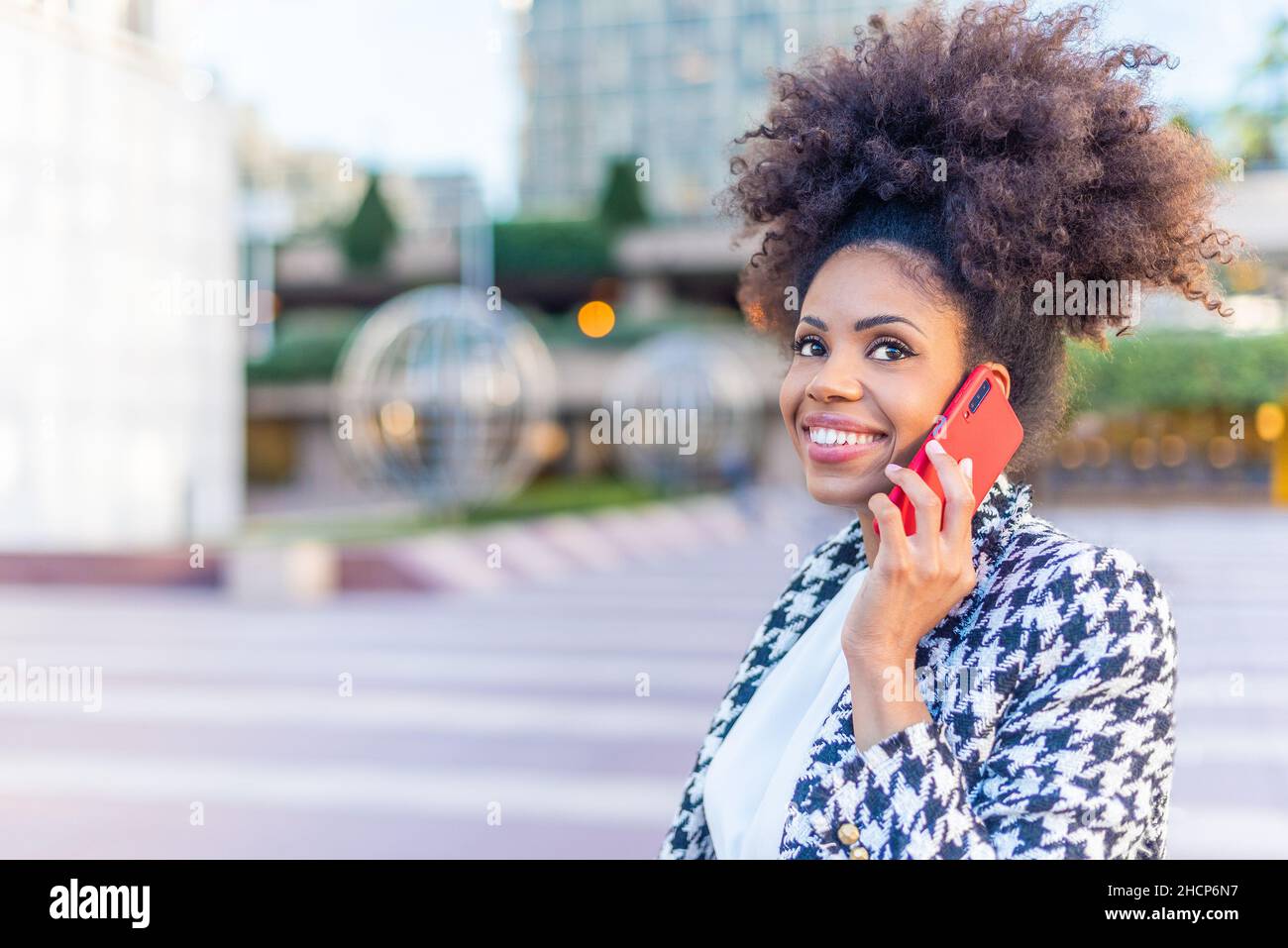 donna adulta che ascolta la sua chiamata al telefono Foto Stock