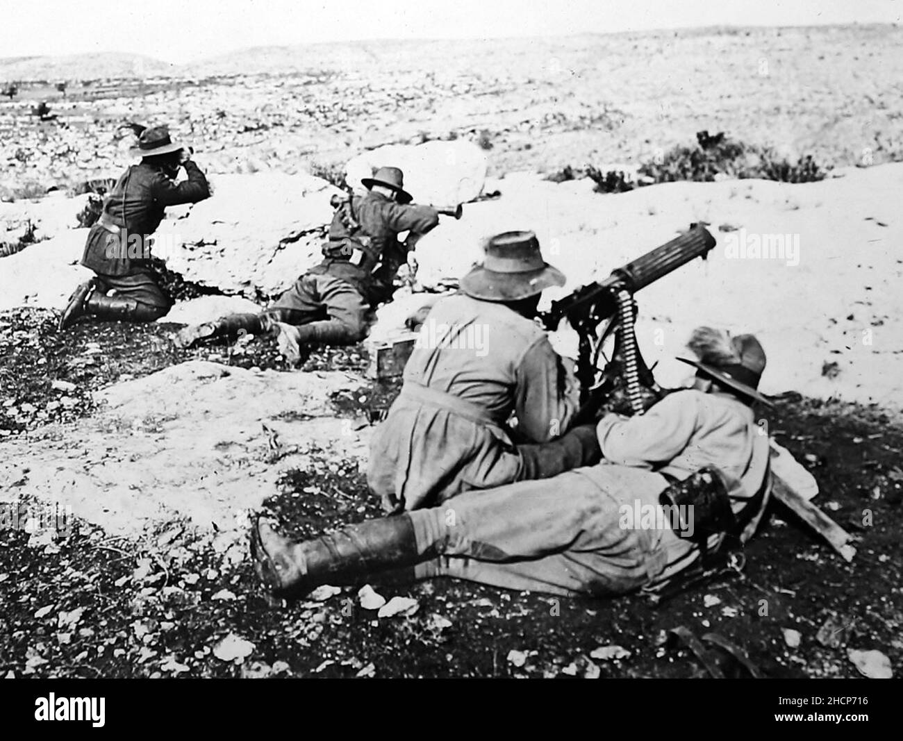 Soldati australiani che sparano una mitragliatrice durante la prima guerra mondiale Foto Stock