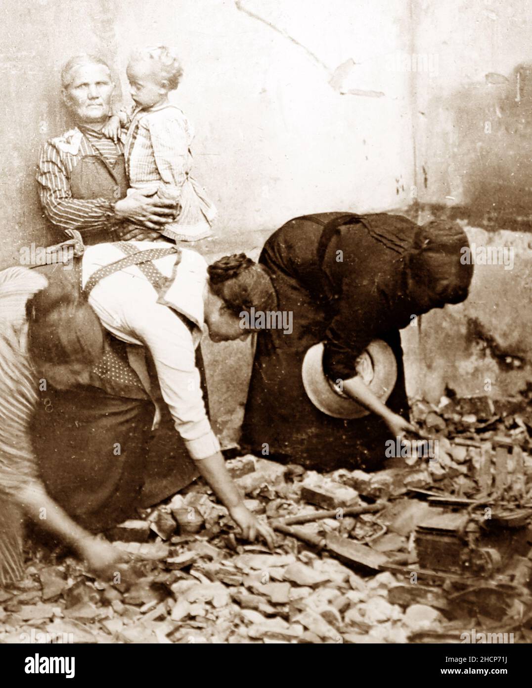 Donne francesi che cercano tra le rovine durante la prima guerra mondiale Foto Stock