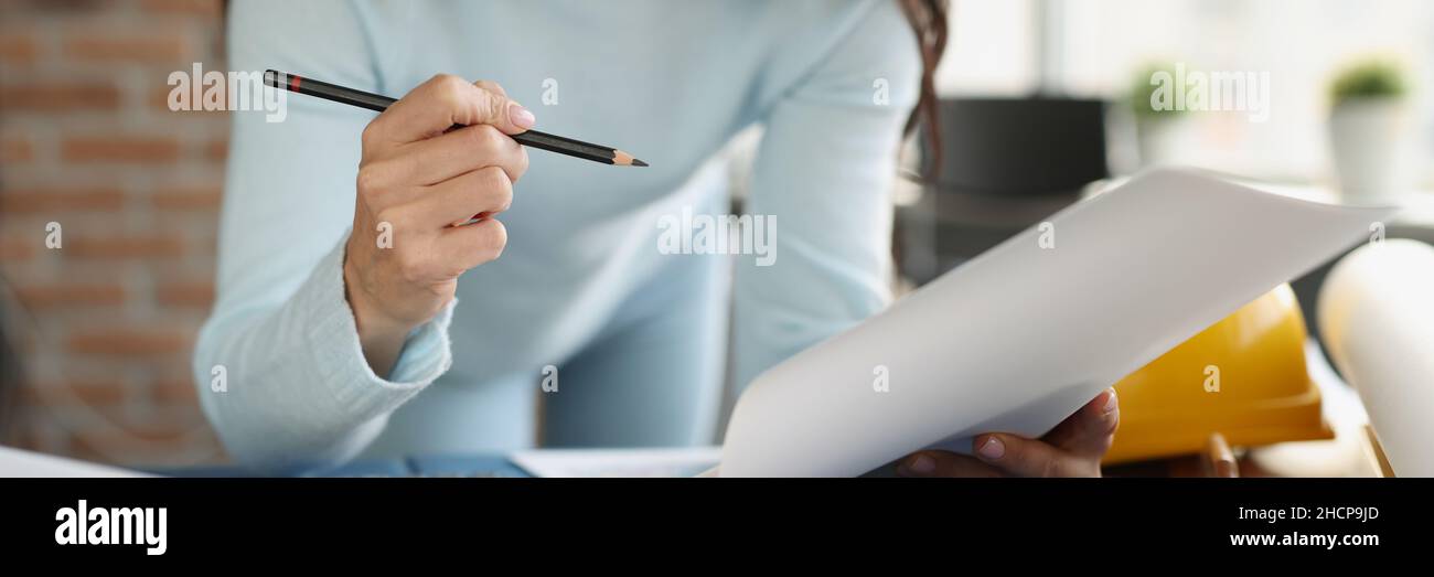 Le mani femminili di architetto ingegnere che lavorano al primo piano del tavolo Foto Stock
