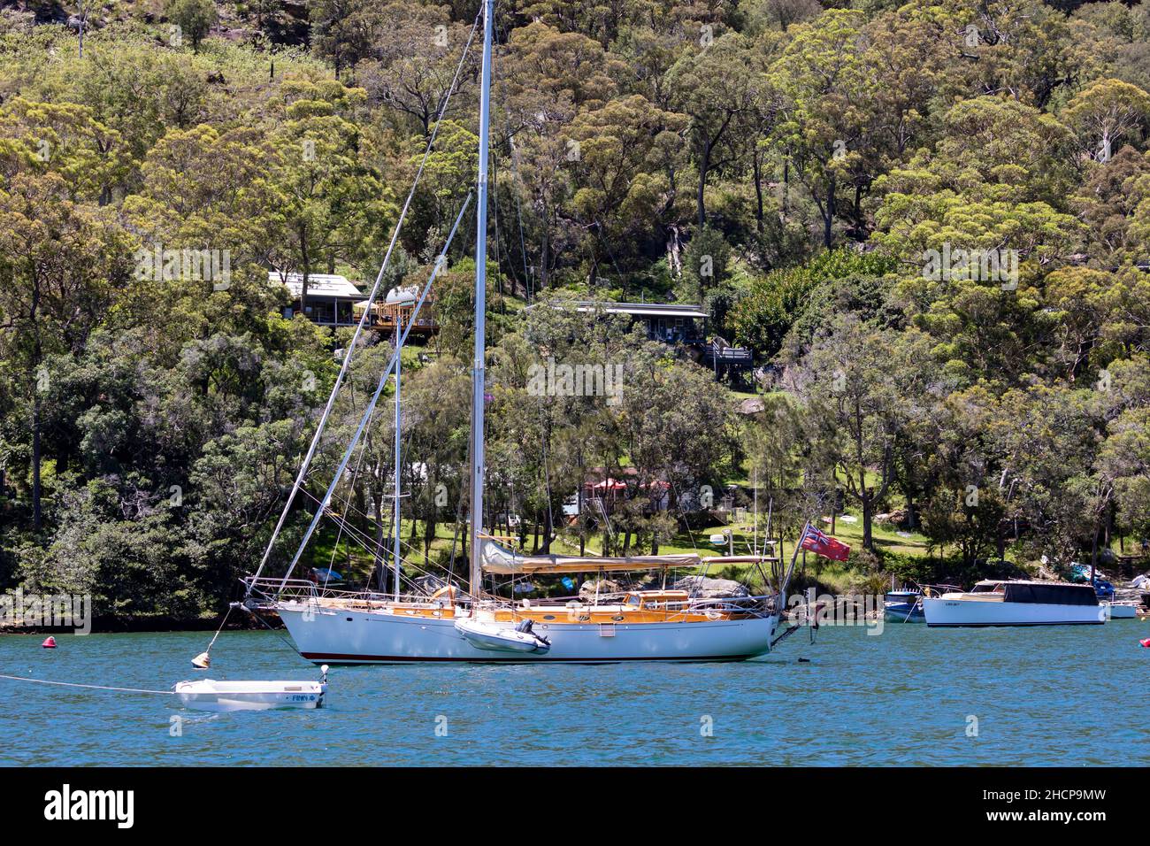 Il bacino a Coasters Retreat su Pittwater e barca a vela ormeggiata nella baia, Sydney, Australia Foto Stock