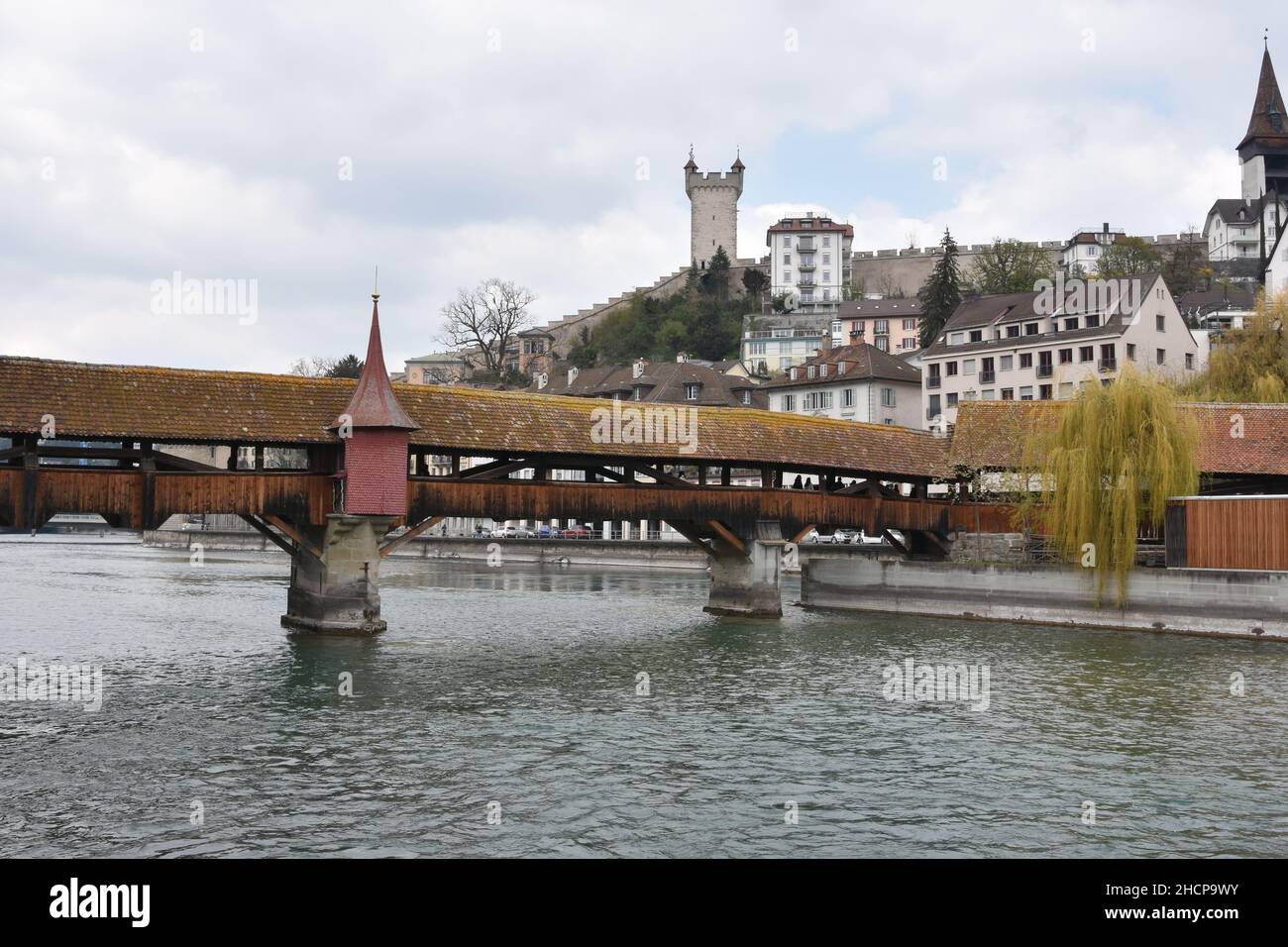 Spreuer Bridge è un ponte di legno con tetto sul fiume Reuss a Lucerna. Foto Stock