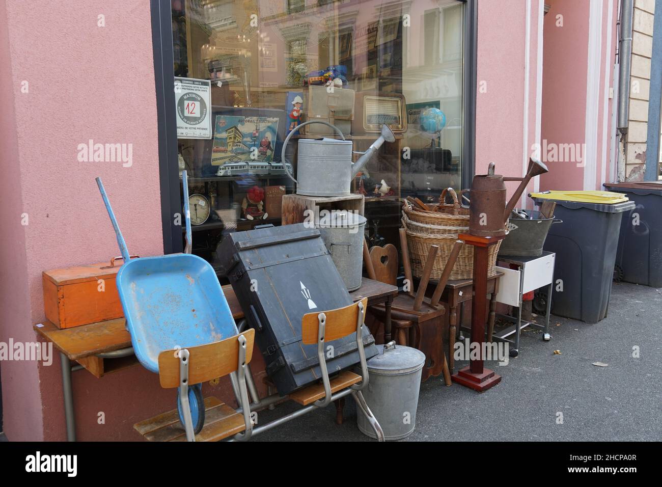 Negozio di seconda mano chiamato brocante in francese con prodotti d'epoca esposti all'esterno sulla strada. Foto Stock