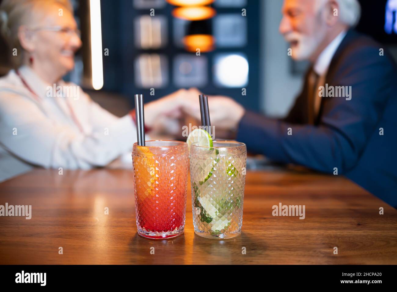 Coppia anziana che si gode la vita e che ha un cocktail in un bar Foto Stock