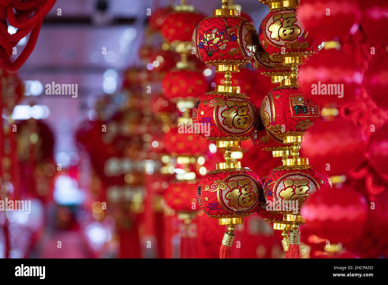 Capodanno cinese 2022 lanterne rosse e decorazioni in un mercato locale per l'anno tigre. Foto Stock