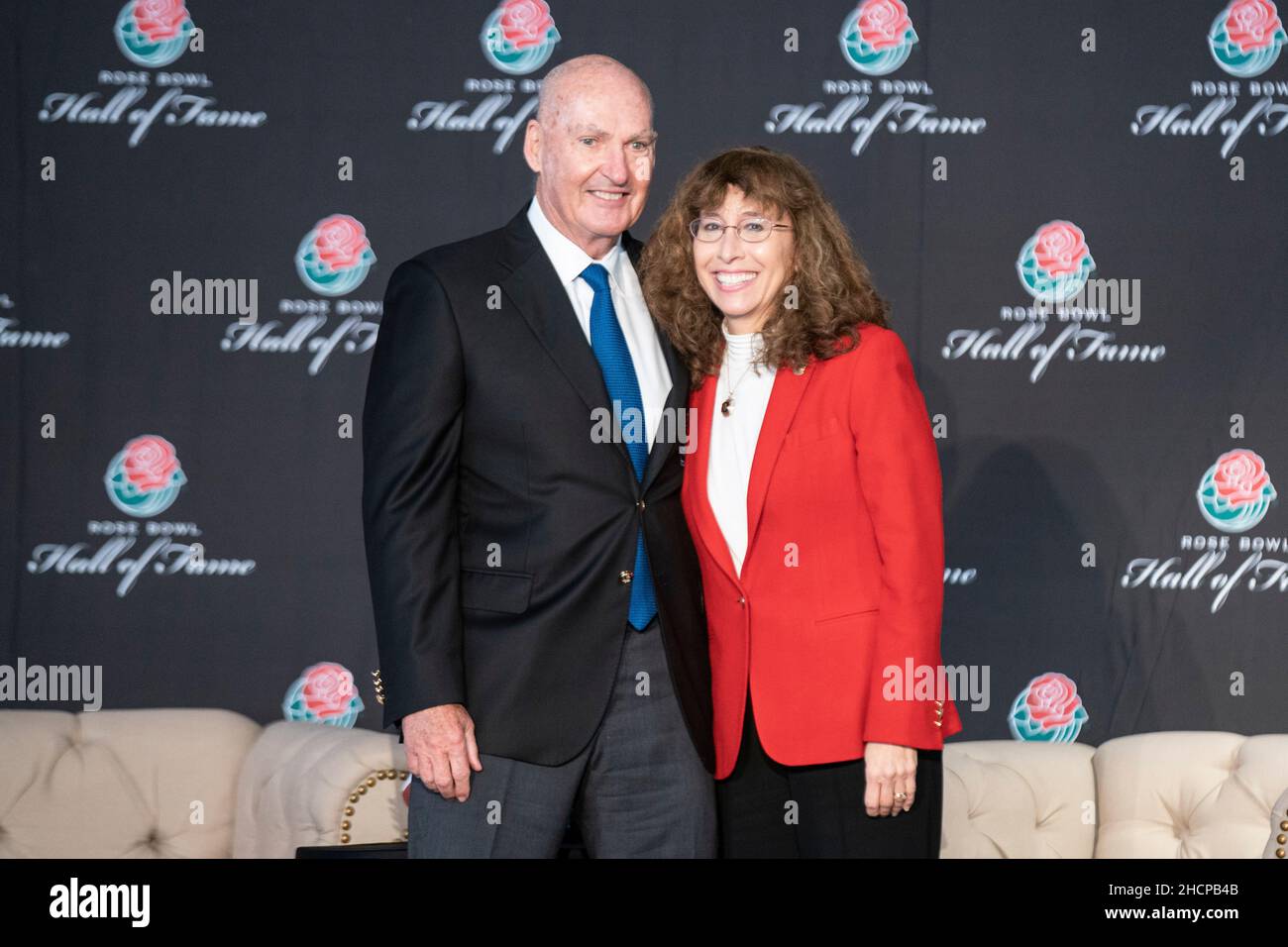 Jim Delany (Big Ten) e Pasadena Tournament of Roses presidente Laura Farber durante la cerimonia di orientamento della Rose Bowl Hall of Fame, giovedì 30 dicembre, Foto Stock