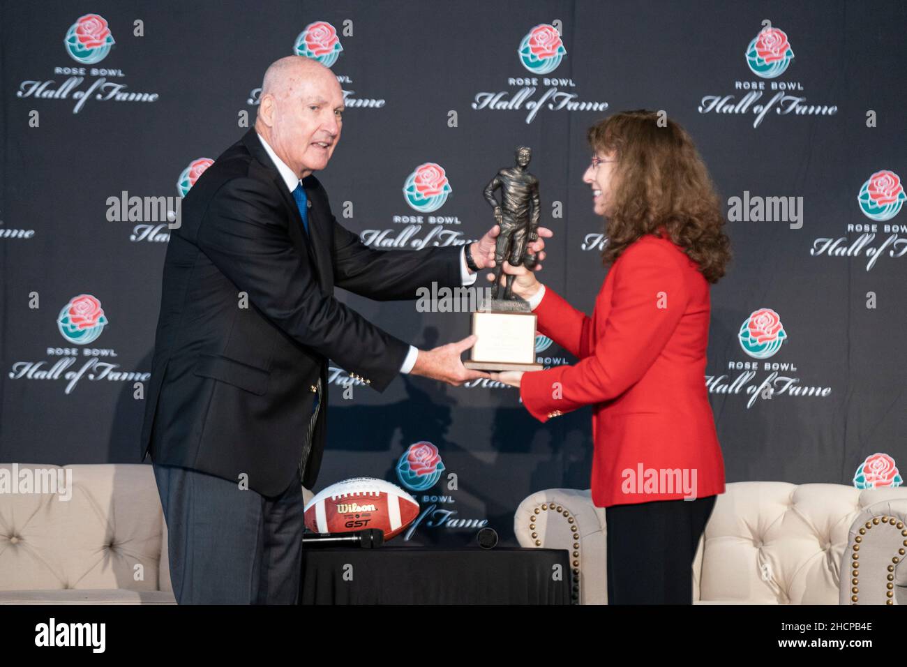 Jim Delany (Big Ten) riceve il trofeo Hall of Fame dal presidente Laura Farber del torneo di rose di Pasadena, durante il Rose Bowl Hall of Fame Ind Foto Stock