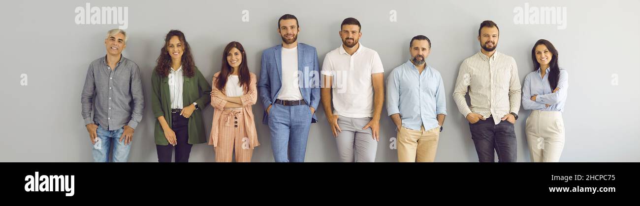 Sfondo banner con ritratto di gruppo di felici uomini d'affari in piedi in studio Foto Stock