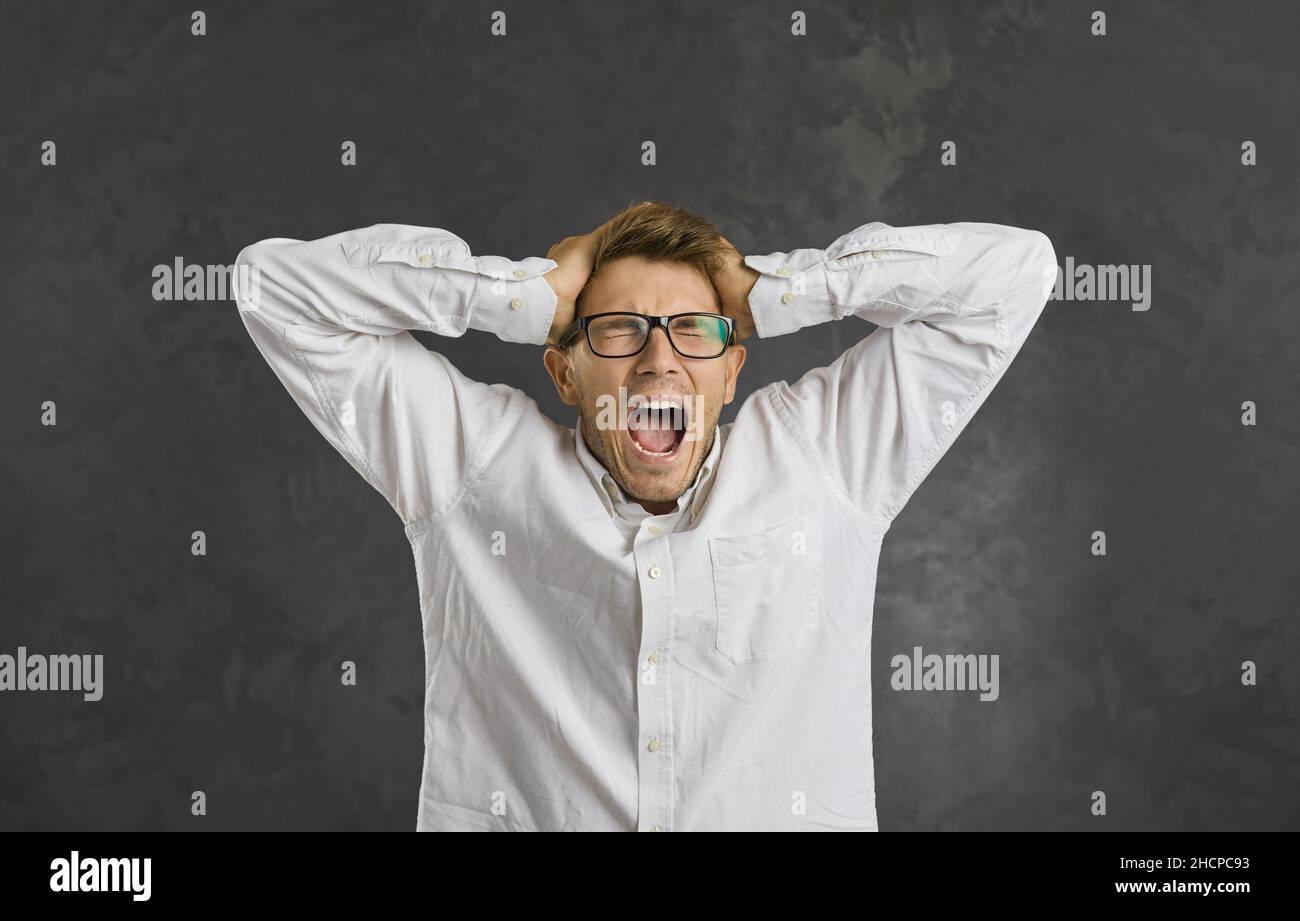 Furioso uomo panico urla e grida in studio Foto Stock