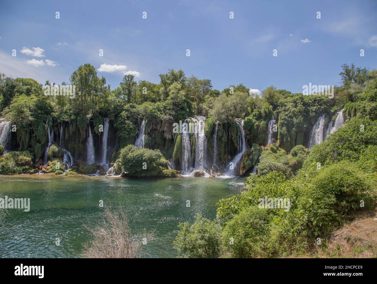 Cascata di Kravica in Bosnia-Erzegovina in primavera Foto Stock