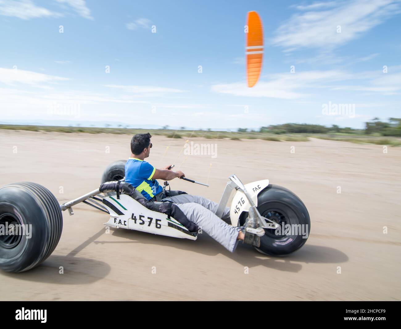 Kite buggy in spiaggia al tramonto. Delta del Ebro Spagna Foto Stock