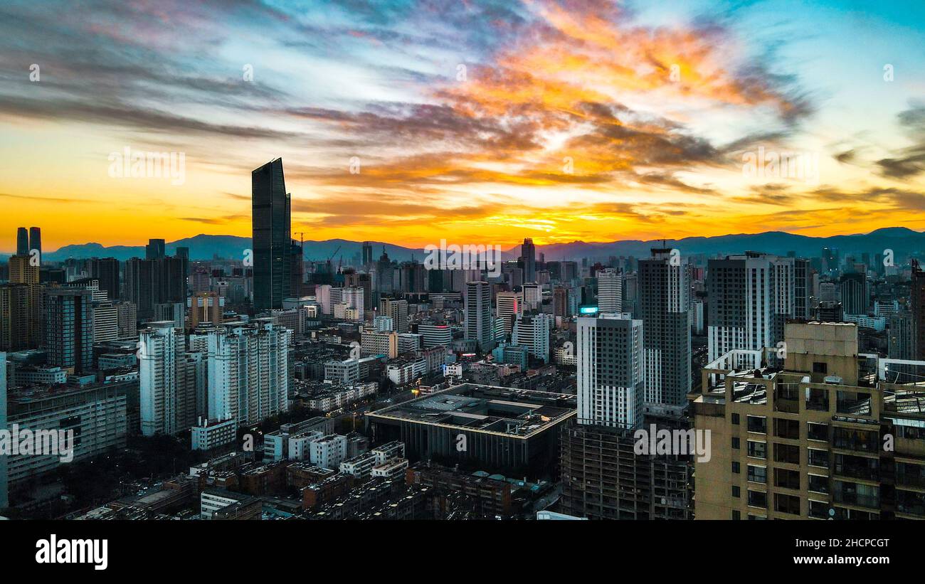 KUNMING, CINA - 30 DICEMBRE 2021 - Foto aerea scattata il 30 dicembre 2021 mostra uno spettacolare paesaggio urbano al tramonto a Kunming, provincia di Yunnan, Cina. Foto Stock