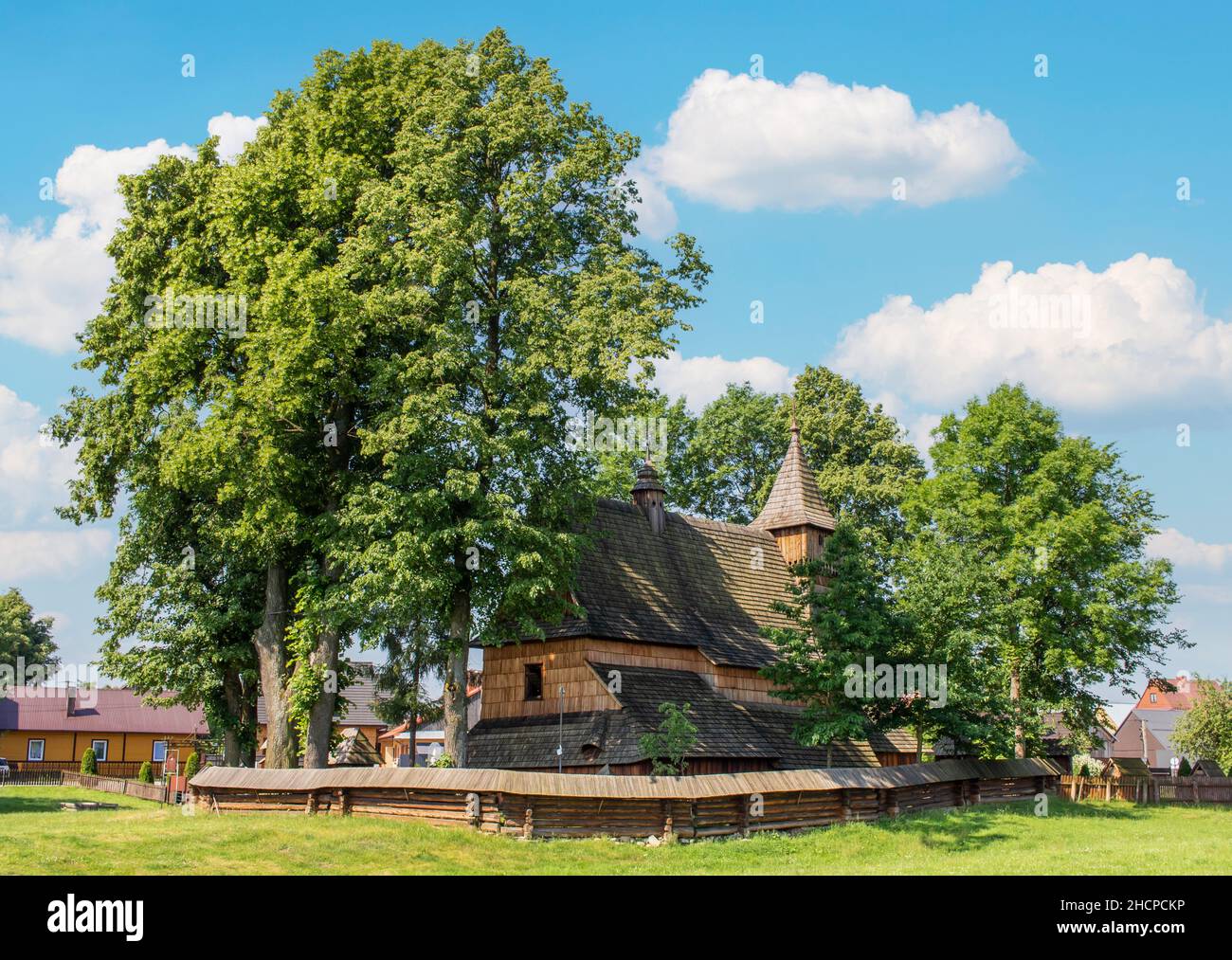 Completata nel 15th secolo, la Chiesa di San Michele Arcangelo a Debno è un sito patrimonio dell'umanità dell'UNESCO. Qui in particolare la sua forma esterna Foto Stock