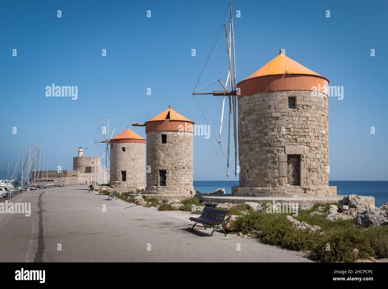 Mulini a vento di Mandraki, Isola di Rodi, Grecia. Foto Stock