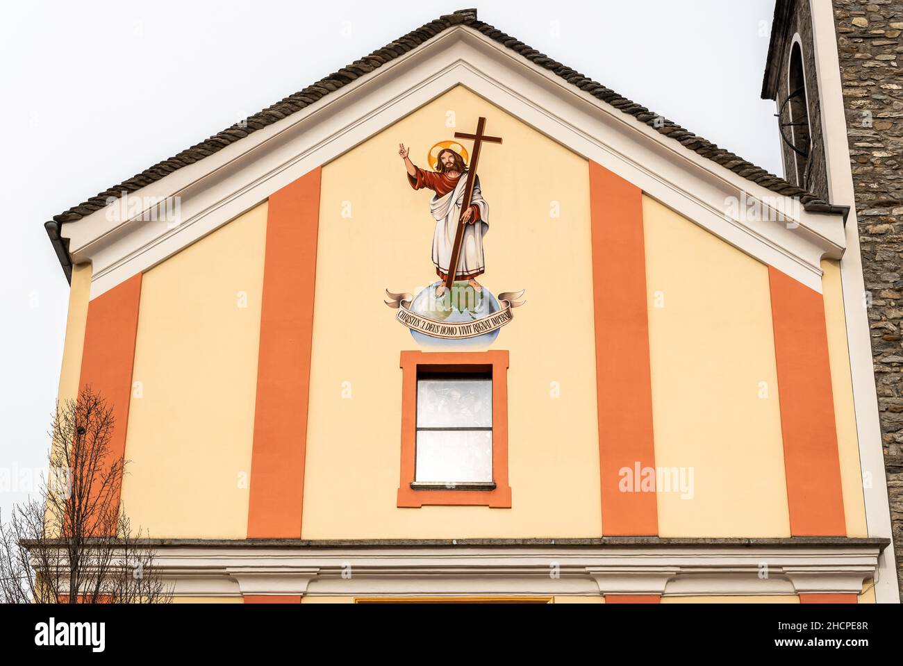 Facciata della Chiesa cattolica dei Santi Rocco e Sebastiano a Gorduno, distretto di Bellinzona, Ticino, Svizzera. Foto Stock