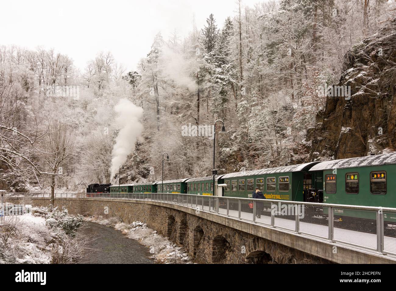 Rabenau: Neve nella valle Rabenauer Grund, fiume Rote Weißeritz, treno a vapore a scartamento ridotto di Weißeritztalbahn (Weisseritz Valley Railway) alla stazione Rab Foto Stock