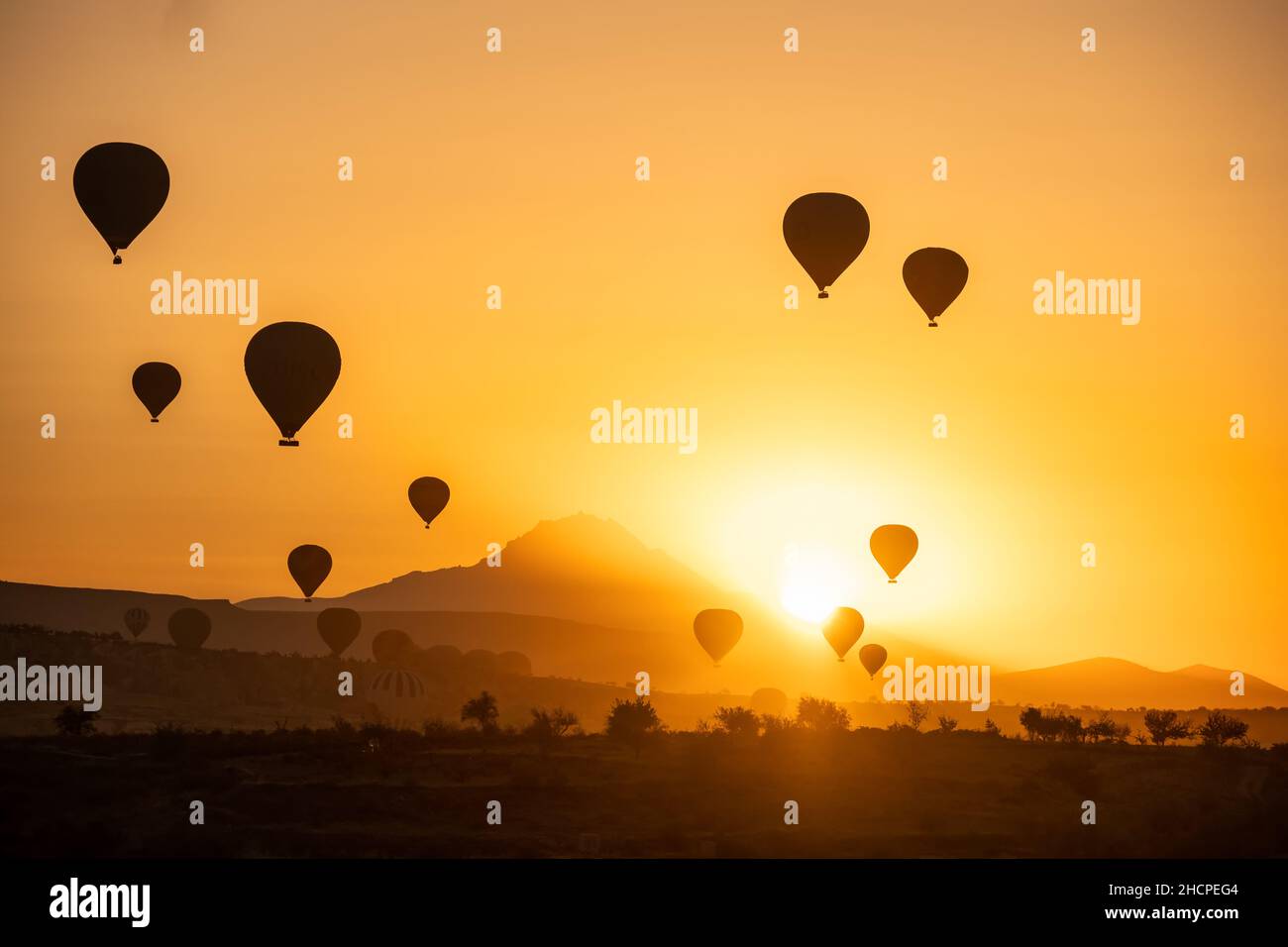 Esperienza di giro a Ballon a Capadocia, Turchia. Galleggia sugli splendidi punti di riferimento della Cappadocia e sulle guglie vulcaniche! Foto Stock